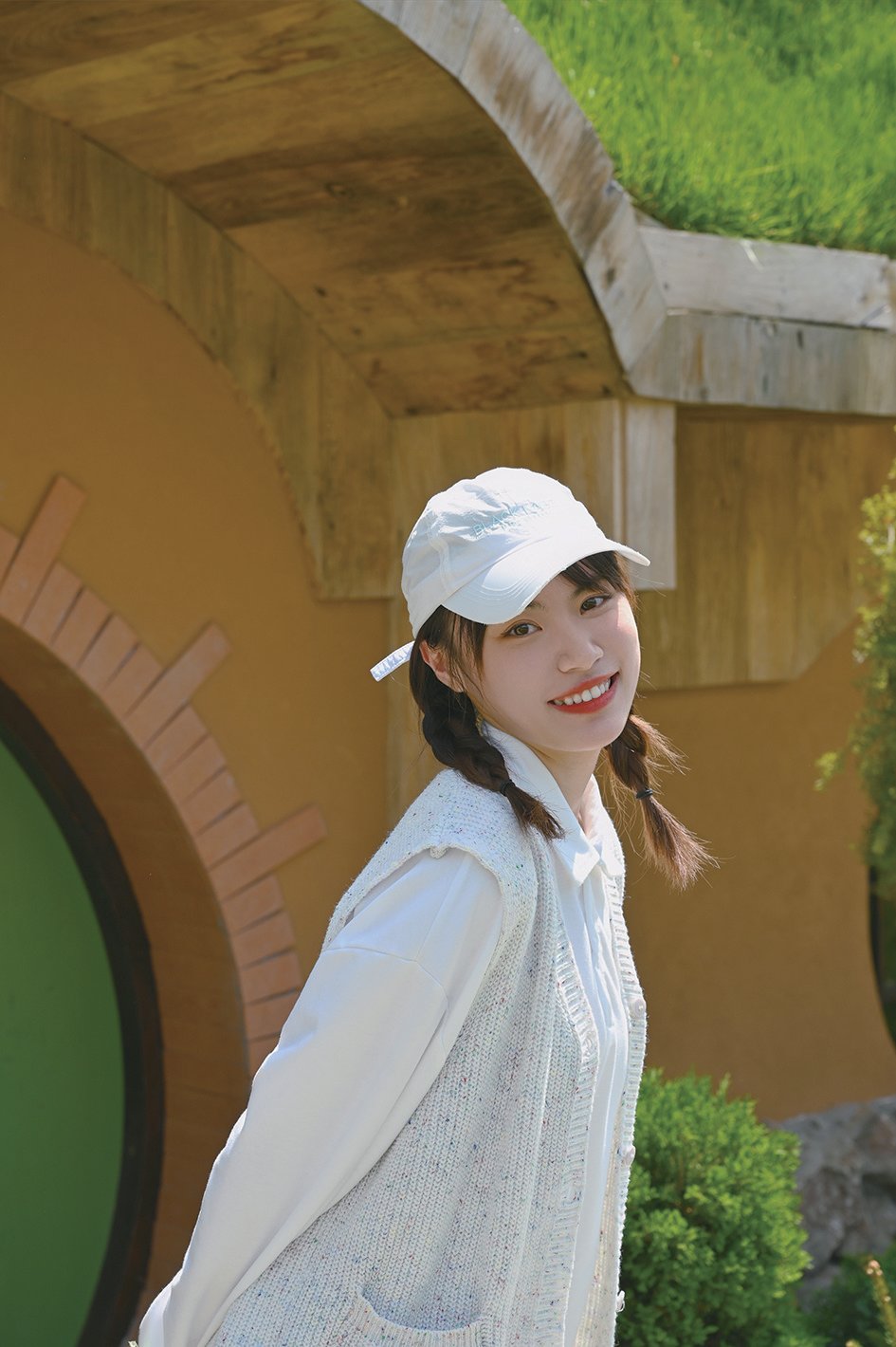 刘嘉怡 (制造学院,已被皇家艺术学院研究生录取) 曾获得“优秀学生干部”、 “三好学生”等,在全国大学生工业设计大赛中获得三等奖。先设立清晰的目标,再拟定清晰的规划。独立的思考能帮你在信息洪流里找到自我,明辨是非;保持坚定,学会坚韧则是帮助维持真我的不竭能量。