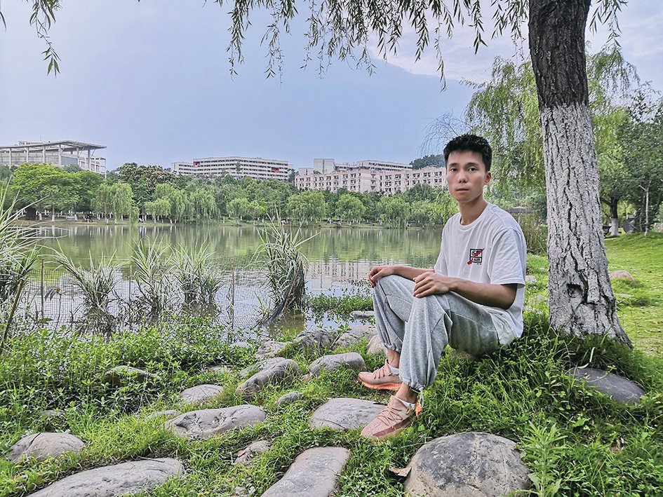 王 强(制造学院,考研至哈尔滨工业大学) 获得国家励志奖学金(两次)、校优秀团员等荣誉。考研这一过程带给他最大的收获就是磨砺了自己的意志,这段难忘的经历,对以后的学习和生活都将是一个很好的借鉴。