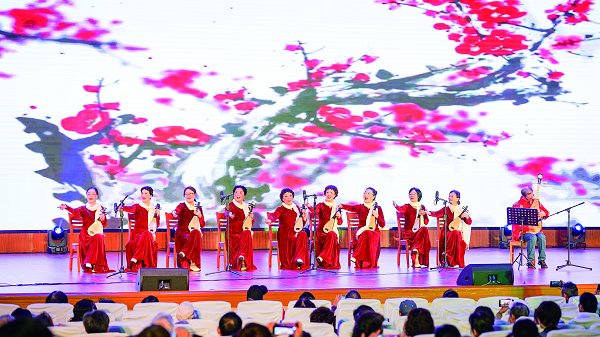 10月12日,我校在金盆岭五教大礼堂举行“红心向党———庆祝中国共产党成立100周年暨第9个老年节”文艺汇演。我校1000余名离退休教职工参加汇演。本次演出以“红心永向党”为主题,共分为“百年征程” “大美中国”“红心向党”三个篇章,表演形式丰富多样,节目精彩纷呈。 校党委书记付宏渊观看演出并致辞,他指出,今年恰逢中国共产党百年华诞,一年来学校各项事业蓬勃向上,教学、科研等硬核实力显著增强,彰显着我们的“百强”步伐更加稳健。他表示,感谢各位老同志在长理这方热土把青春奉献给了育人事业,希望老同志们在照顾好自己身体的同时,为决胜建成“百强”大学的宏伟事业贡献余热。(文/严慧图/颜妍)