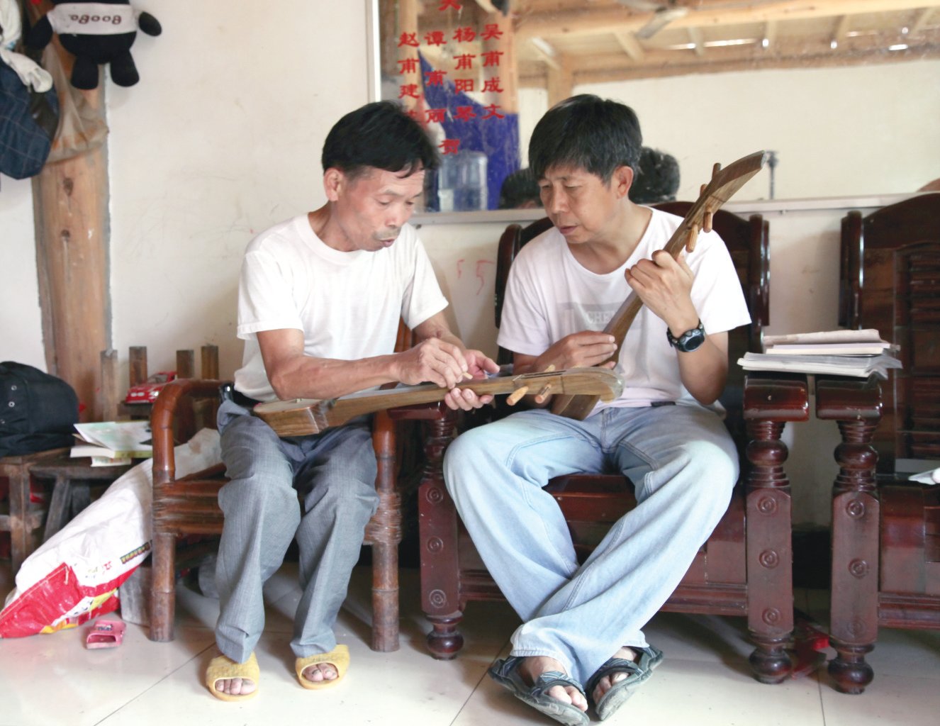 孔江平孔江平(右)在广西三江调查侗语和侗族大歌的音律
在广西三江调查侗语和侗族大歌的音律