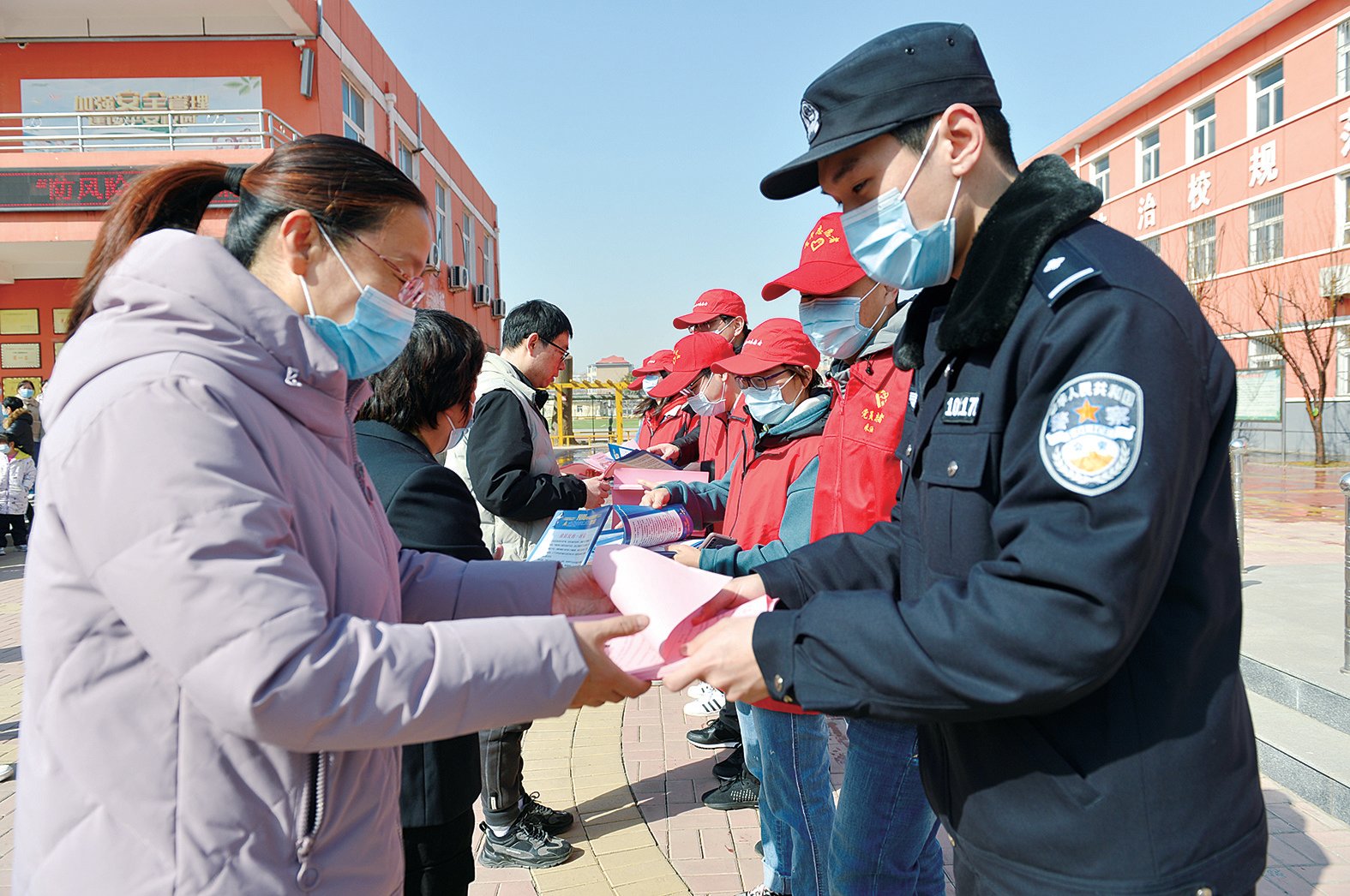 发放反诈宣传手册发放反诈宣传手册
