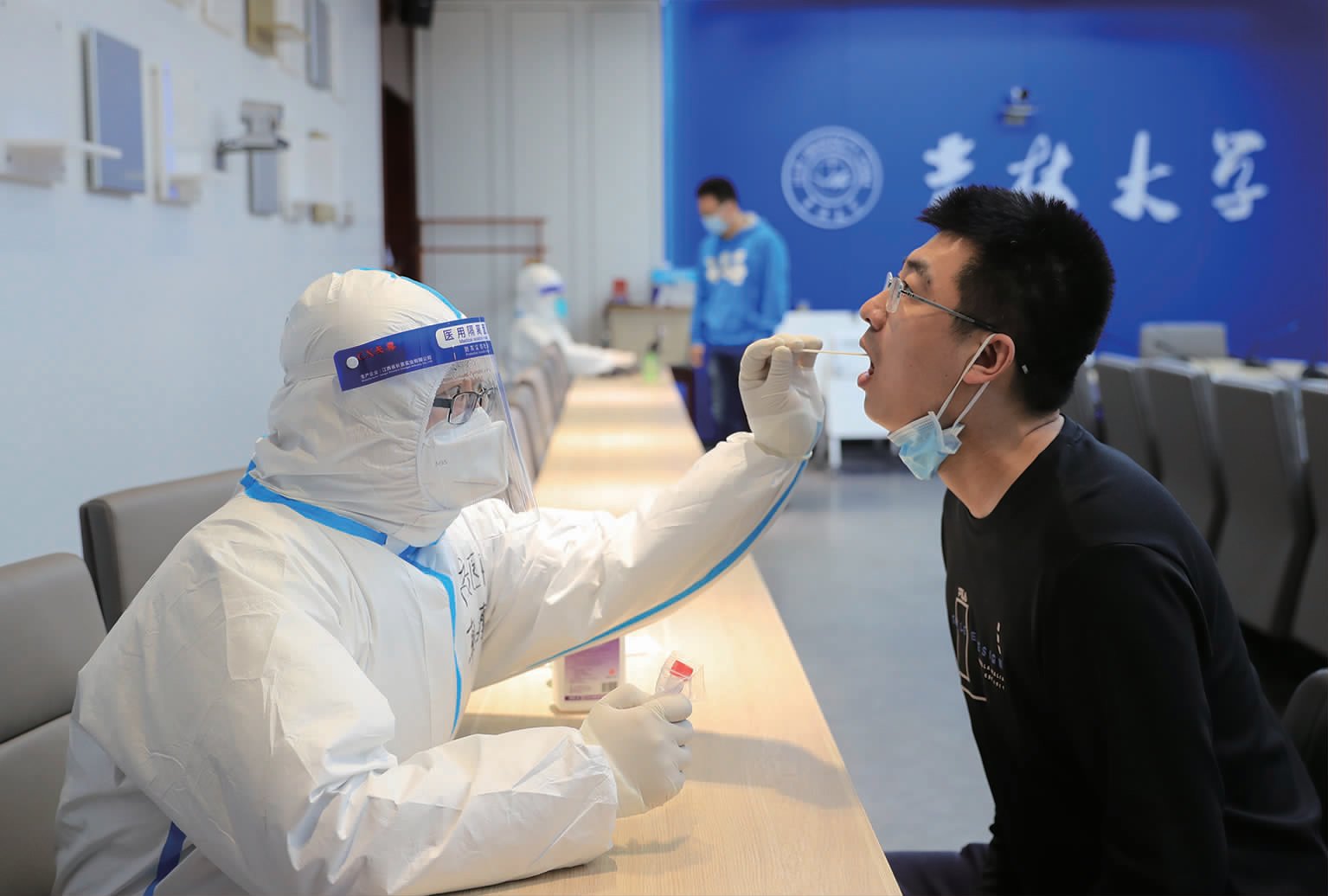 全校师生同心同向,以自己的行动融入抗疫战役之中。图为师生积极配合核酸采集。