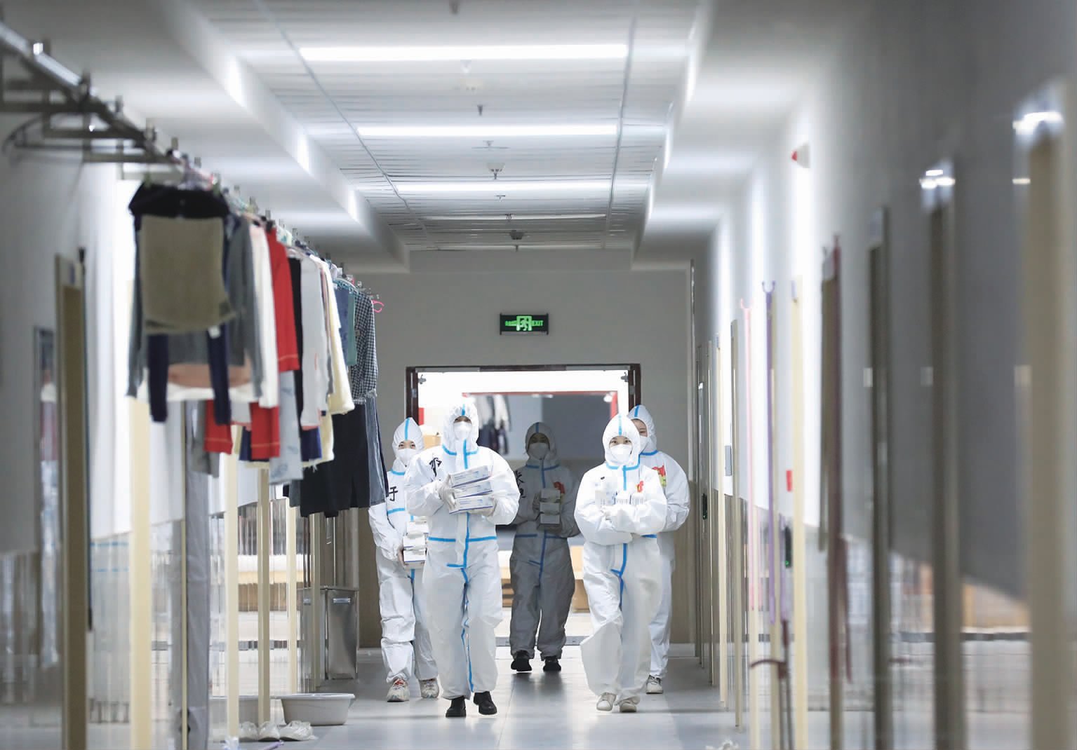 辅导员坚持在学生身旁,成为危难时刻学生的守护神。图为辅导员为同学们发放防疫物品。