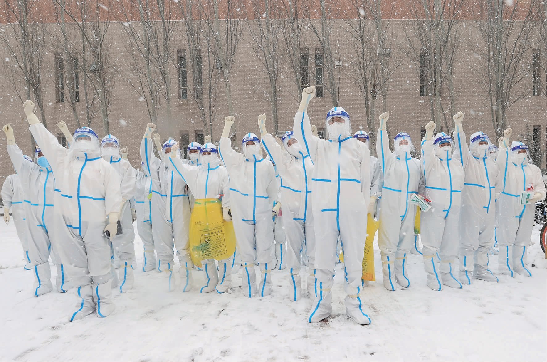 白蓝交织,使命在肩,雪中前行,初心如磐。
学校四家附属医院和校医院医务人员深入抗疫一线,为师生开展核酸采样检测。