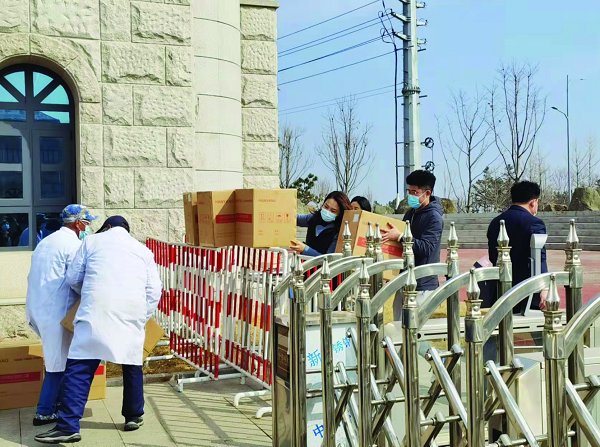 图为青岛当地企业向学校捐赠防疫物资。(摄/刘璇)