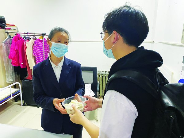 4月22日,山东大学“劳动的青春最美丽”劳动教育活动周暨洪家楼校区师生党团支部劳动主题联学共建活动启动。校党委副书记陈宏伟与40余位驻洪家楼校区师生医务员工,在饮食中心大厨示范下,一起包饺子。按照疫情防控要求,活动分三个场地同时进行。学生志愿者将大家亲手包的饺子送给校区内的宿管阿姨和门岗师傅。 (校团委 后勤保障部)