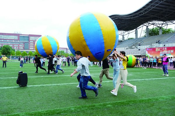 5月24日,我校第五届教职工趣味运动会在云塘校区田径场举行。副校长、校工会主席蒋璟萍,副校长刘朝晖出席运动会开幕式。全校 26个分工会、130支队伍、1248人次参加运动会。 本届趣味运动会以“喜迎二十大奋进新征程”为主题,设置了鸿运彩球、陆地冰壶、携手同行、趣味连体裤、三方拔河等5个比赛项目。整场运动会趣味十足、气氛欢乐,展现了我校教职工积极向上、团结奋进的精神面貌。经过激烈拼搏,体育学院分工会获得冠军,土木学院分工会获得亚军,艺术学院分工会获得季军。(文/杨雪芹图/何思羽)