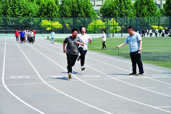 体育场重新热闹起来,学子们迎着阳光晨练,体育课上奔跑跳跃,强身心健体魄。 (摄/赵博)
