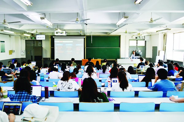 5月23日起,山东大学中心校区师生结束自我健康监测,线下教学有序恢复,在各实验室学生们开始了线下实验,食堂开放堂食,校本部交通班车全面恢复……校园重现生机与活力。 师生重聚课堂,教学秩序井然,课堂氛围活跃。(摄/王莉莉)