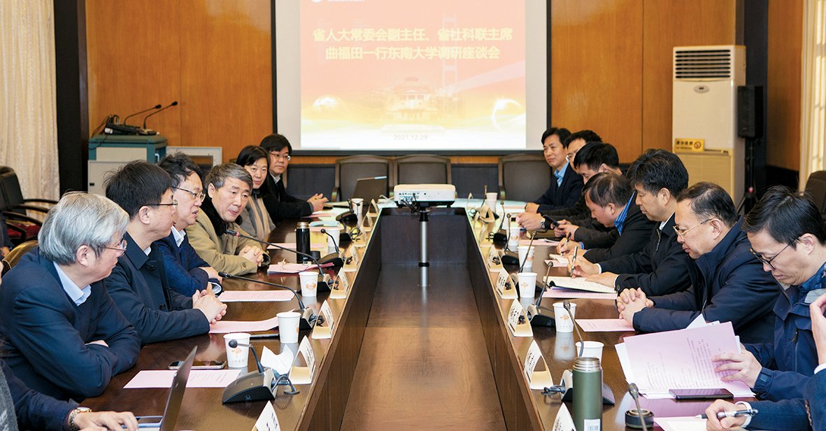 江苏省人大常委会副主任、省社科联主席曲福田考察我校文科工作