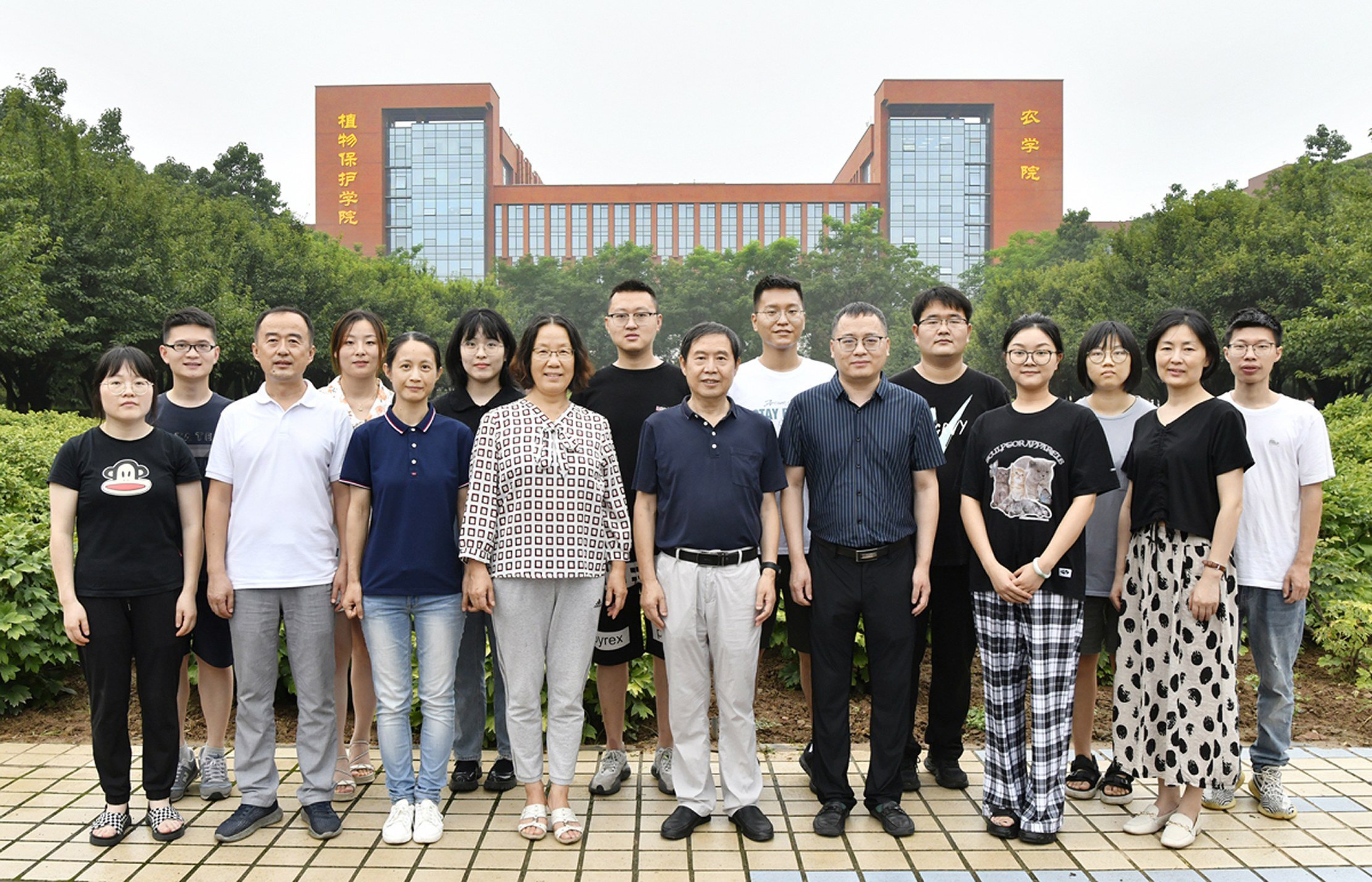 康振生院士 (前排右四) 和王晓杰 (前排右三) 等团队成员在一起
支勇平 摄