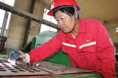 采油三厂集输作业区员工在注水泵房检查注水泵运行状态。 (杨玲玉)