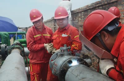 采油三厂作业三区采注运维三组员工更换 195 掺水系统进口闸门。 (张瑞霞)