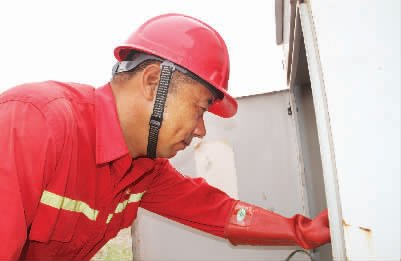 采油一厂作业三区采注一组员工检查开关箱电器原件。(孙京涛)