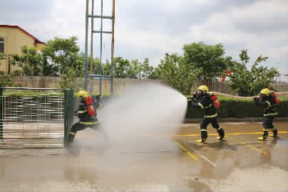 消防支队消防指战员开展受限空间救人训练。(孟鋆芃)
