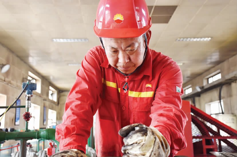 采油六厂作业二区注水处理组员工更换柱塞泵盘根。(邵桂艳)