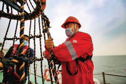 埕海 1-1 人工岛员工乘坐吊笼抵达岗位。
(聂虓宇)