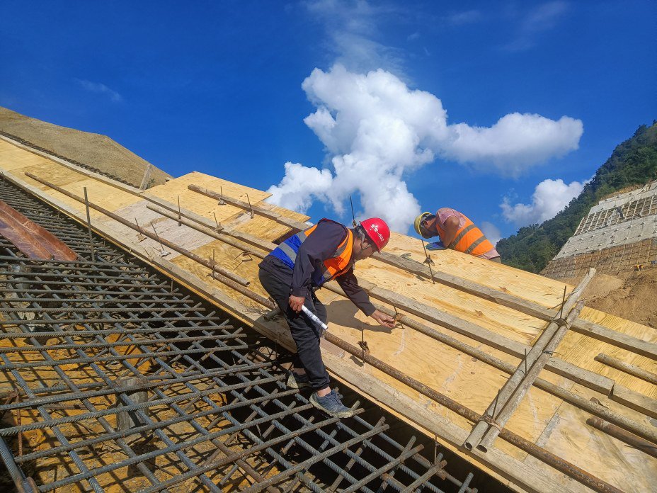 国庆假期，水利水电公司镇康县帮东河水库工程施工总承包项目建设者依然坚守岗位，在西南边陲小镇，崇山峻岭间，与钢筋、水泥、模板作伴，切实推进工程进度，确保项目安全生产，实现项目优质质履约。