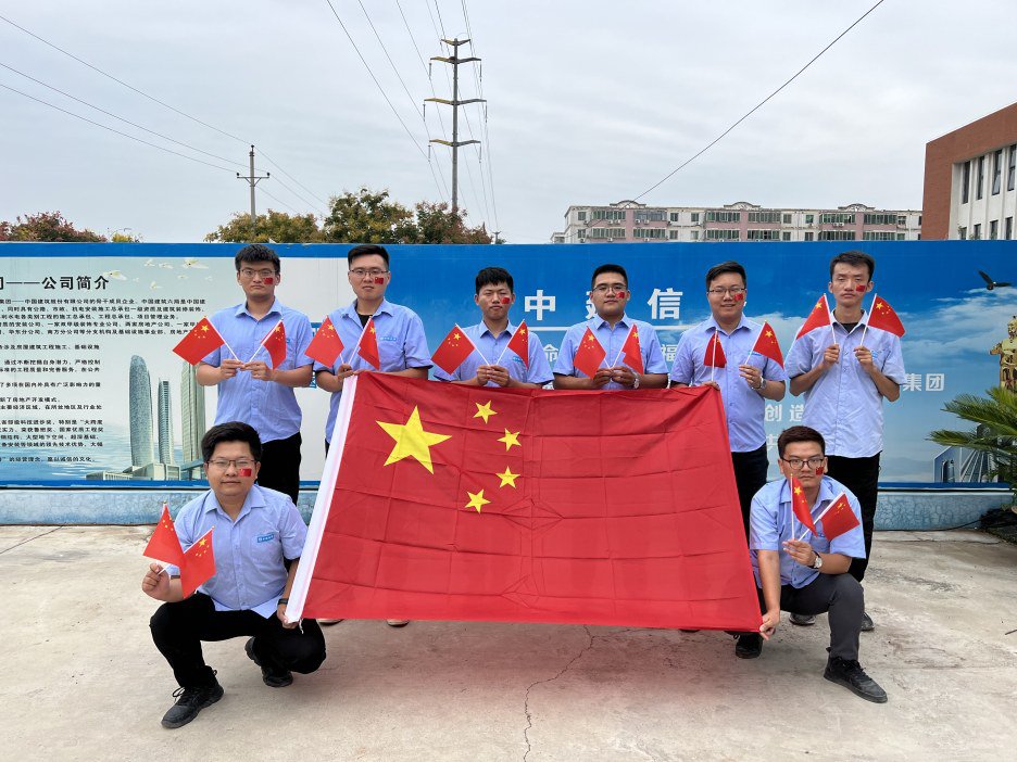 国庆假期，城建公司河南分公司经开泰和安置区项目管理人员舍小家为大家，默默坚守在项目一线，抓履约保产值，倒排工期、工序穿插，持续保持“大干快上”的奋斗姿态，全力推动项目又好又快建设。