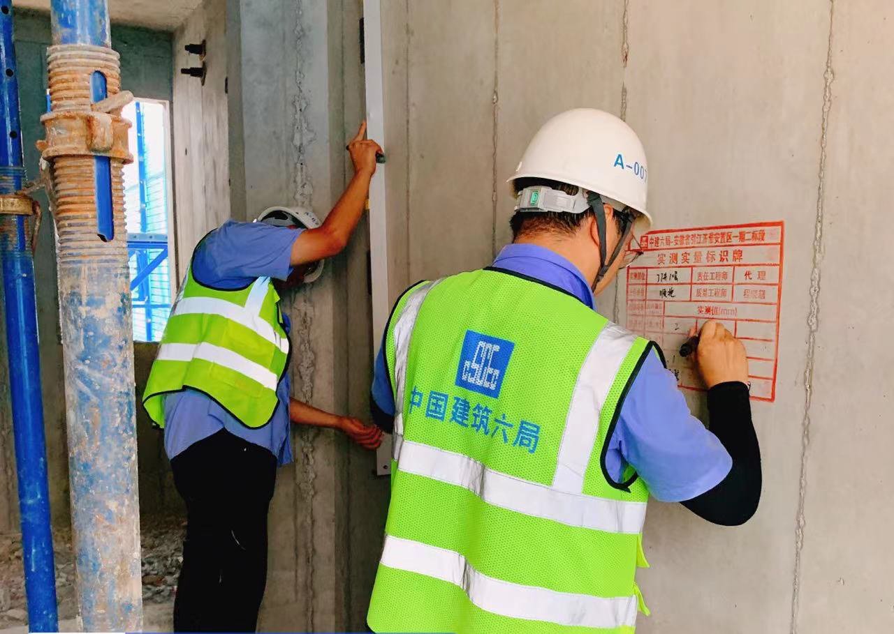 国庆假期，华南公司安徽省引江济淮项目广大建设者以工地为家，与工程作伴，坚守工作岗位，奋战在生产一线，项目全体人员齐心协力，用自己的实际行动践行初心使命，以“坚守”献礼国庆，全力以赴保障项目早日竣工。