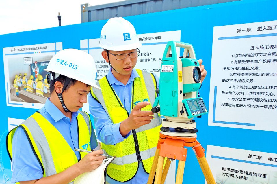 国庆假期，华东建设公司苏州新晋源项目施工现场依然奋战正酣，建设者们以饱满的热情，抓紧项目施工黄金期，加班加点抢工期、赶进度，确保项目建设高质量顺利推进，用劳动谱写国庆赞歌，以实干向祖国献礼。
